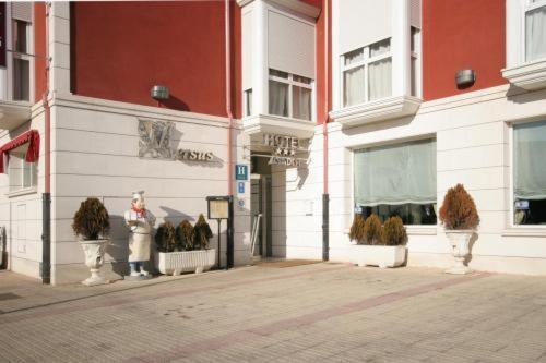 Hotel Asador H.M. Versus Burgos Exterior photo